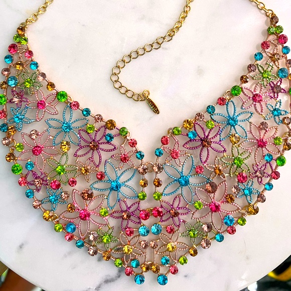 New Natasha Accessories
Flower Power Statement Necklace - Picture 3 of 13